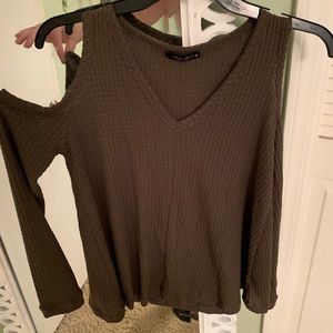 Long sleeve sweater with cutouts on shoulders